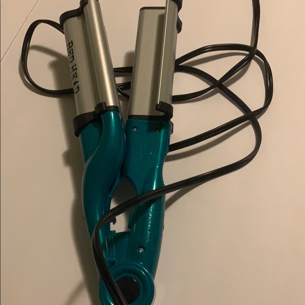 Wavy hair curler